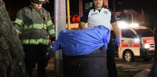 Socorristas dieron a conocer sobre el hallazgo de un cuerpo que habría sido quemado, mismo que se encontraría dentro de un tonel en medio de la vía pública.