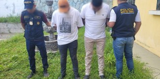 Autoridades policiales capturaron a dos presuntos agentes, esto tras haber exigido a una persona Q10 mil a cambio información sobre un caso.