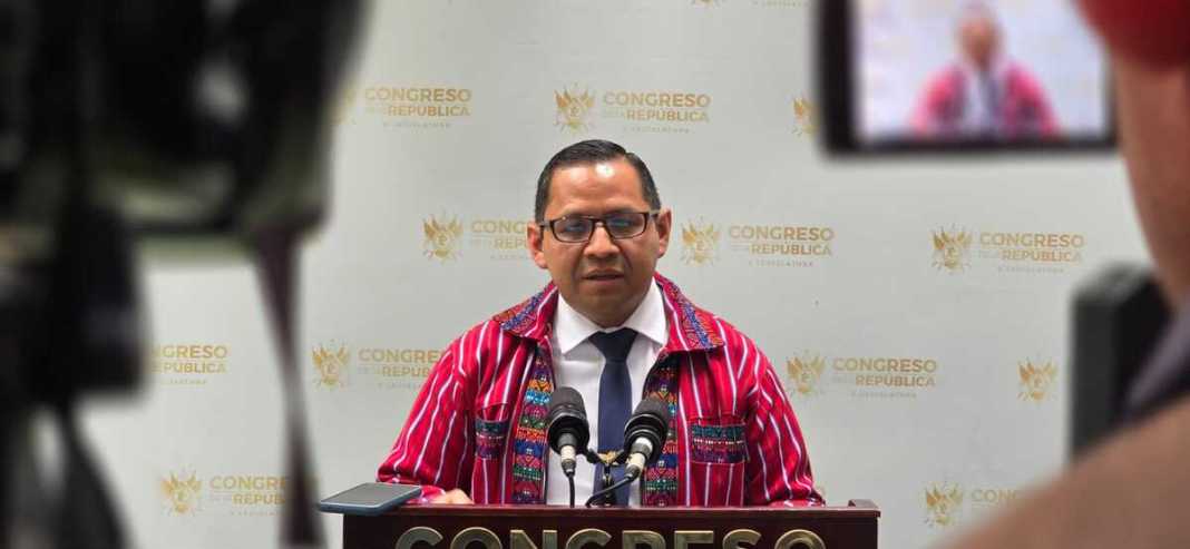 El diputado Bequer Chocooj solicitó la interpelación al ministro de Finanzas, Jonathan Menkos. Foto: La Hora