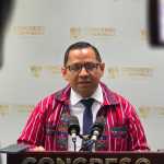 El diputado Bequer Chocooj solicitó la interpelación al ministro de Finanzas, Jonathan Menkos. Foto: La Hora