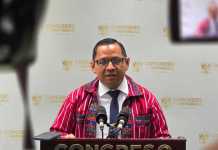El diputado Bequer Chocooj solicitó la interpelación al ministro de Finanzas, Jonathan Menkos. Foto: La Hora