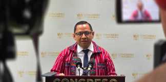 El diputado Bequer Chocooj solicitó la interpelación al ministro de Finanzas, Jonathan Menkos. Foto: La Hora