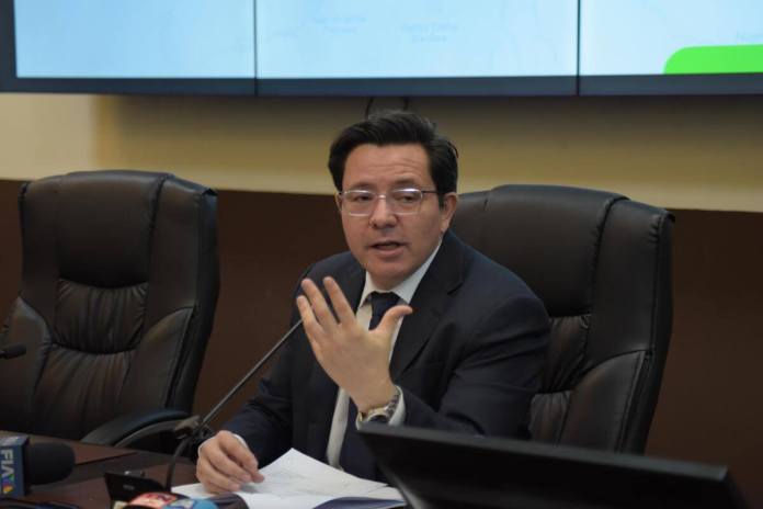 El diputado Julio Héctor Estrada promueve el uso de tecnología en los buses urbanos y extraurbanos. Foto: La Hora / José Orozco