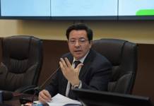 Ante críticas, Julio Héctor Estrada intenta defender su voto por asunto de Codedes El diputado Julio Héctor Estrada promueve el uso de tecnología en los buses urbanos y extraurbanos. Foto: La Hora / José Orozco