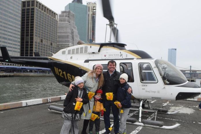 Fotografía de la familia de Agustín Escobar momentos antes de abordar helicóptero. Foto La Hora: Redes sociales