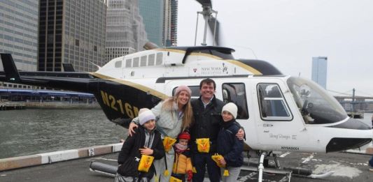 Fotografía de la familia de Agustín Escobar momentos antes de abordar helicóptero. Foto La Hora: Redes sociales