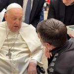 Papa Francisco en la visita de una carde en Roma. Foto La Hora: Vatican News
