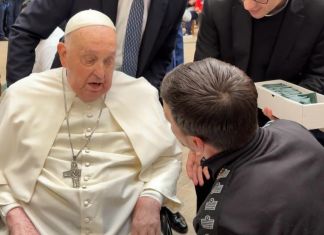 Papa Francisco en la visita de una carde en Roma. Foto La Hora: Vatican News