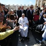 El papa Francisco, presente en la plaza San Pedro luego de la misa del domingo 6 de abril. Foto La Hora: Vatican News