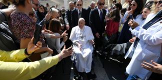 El papa Francisco, presente en la plaza San Pedro luego de la misa del domingo 6 de abril. Foto La Hora: Vatican News