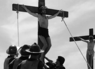 Escena de la crucifixión de la película El evangelio según Mateo de Pier Paolo Pasolini. Foto La Hora: Captura de Pantalla.