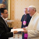 Embajador de Guatemala ante la Santa Sede con el Papa Francisco en 2016