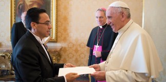 Embajador de Guatemala ante la Santa Sede con el Papa Francisco en 2016
