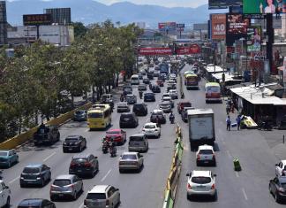 Entrada a la Calzada Roosevelt mantiene un flujo abundante de vehículos. Foto: La Hora / Daniel Ramírez.