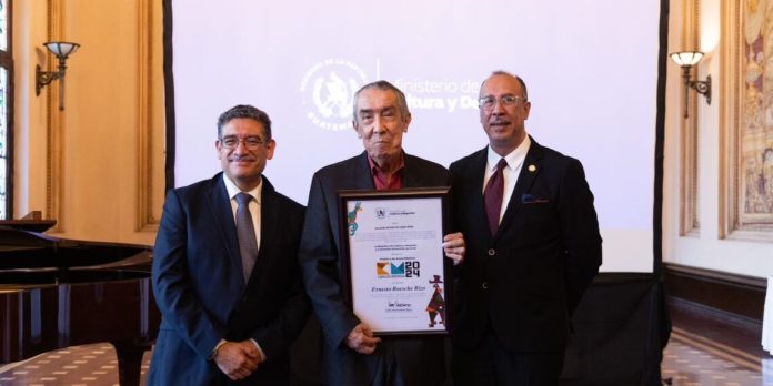 Ernesto Boesche Rizo, recipiente del Premio Carlos Mérida 2024 por artes plásticas. Ernesto Boesche Rizo, recipiente del Premio Carlos Mérida 2024 por artes plásticas.