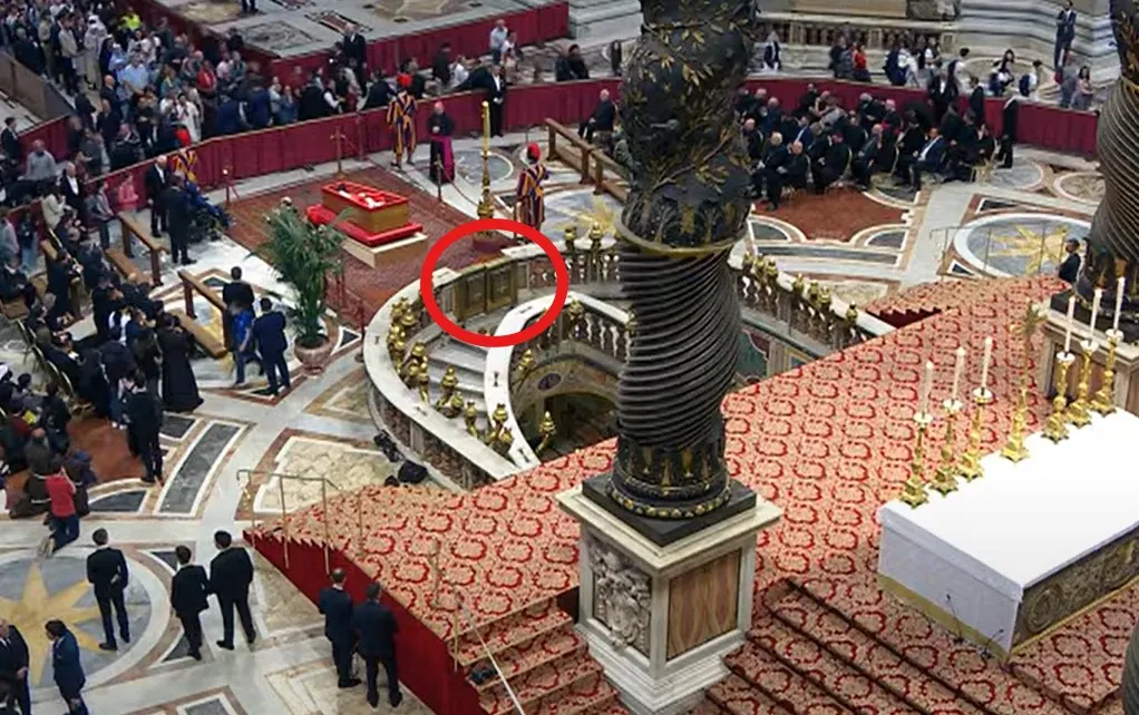 Esta es la razón por la que aparecen cruces invertidas en funeral del Papa Francisco