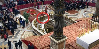 Esta es la razón por la que aparecen cruces invertidas en funeral del papa Francisco