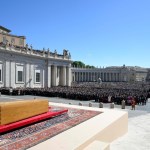 El funeral cuenta con la presencia de al menos 50 jefes de Estado, 10 monarcas y más de 130 delegaciones extranjeras. Foto La Hora: Vatican News