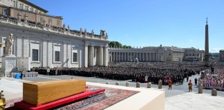 El funeral cuenta con la presencia de al menos 50 jefes de Estado, 10 monarcas y más de 130 delegaciones extranjeras. Foto La Hora: Vatican News