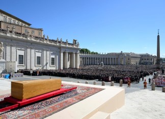 El funeral cuenta con la presencia de al menos 50 jefes de Estado, 10 monarcas y más de 130 delegaciones extranjeras. Foto La Hora: Vatican News