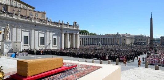 El funeral cuenta con la presencia de al menos 50 jefes de Estado, 10 monarcas y más de 130 delegaciones extranjeras. Foto La Hora: Vatican News