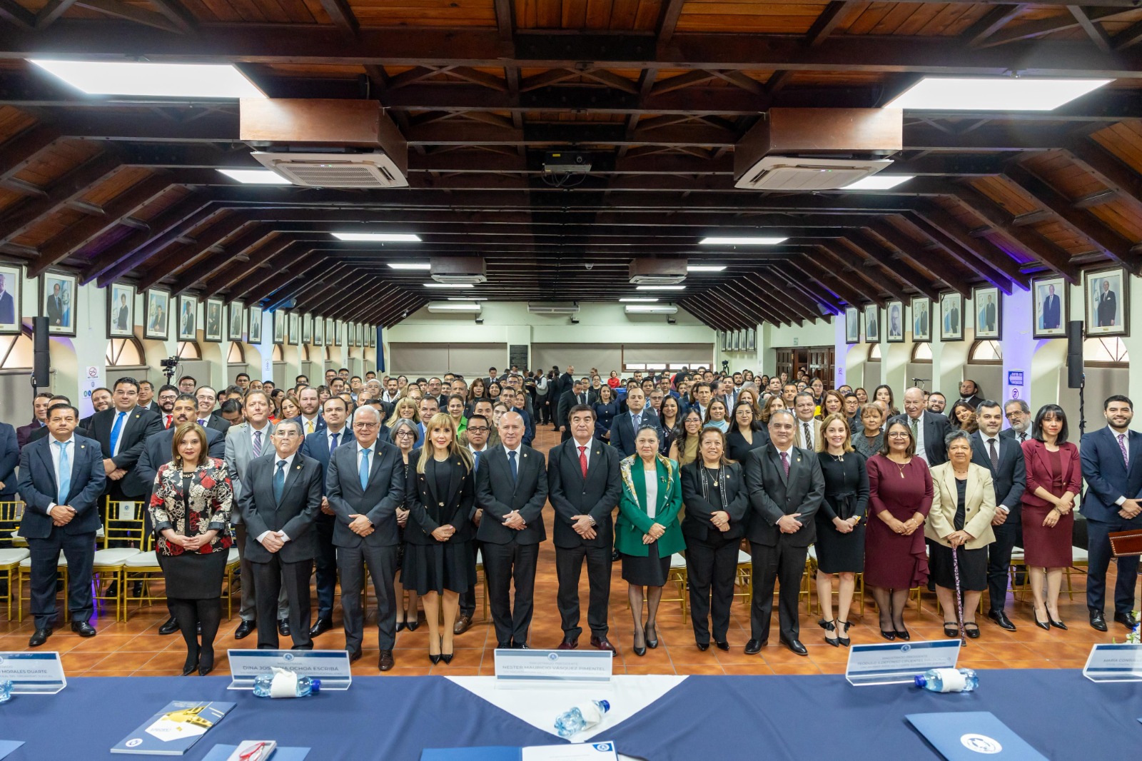 Con presencia de Porras y Cifuentes, Nester Vásquez presenta informe previo a dejar presidencia de CC