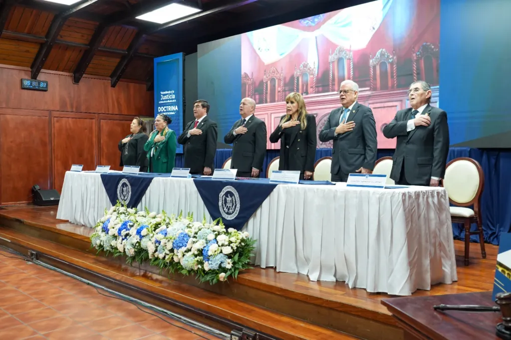 Nester Vásquez, presidente de la CC, junto con la fiscal general, Consuelo Porras, el presidente de la CSJ, Teódulo Cifuentes, y magistrados de la alta Corte. Foto La Hora: CC.