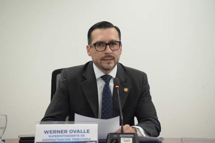 Netcenters anunciaron una acción contra el nombramiento de Werner Ovalle como jefe de la SAT. Foto La Hora: José Orozco.
