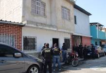 La PNC realizó varios allanamientos en Villa Nueva, para dar con el paradero de una mujer desaparecida. Foto La Hora: PNC