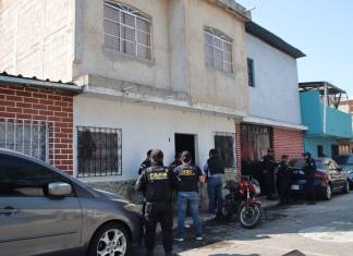 La PNC realizó varios allanamientos en Villa Nueva, para dar con el paradero de una mujer desaparecida. Foto La Hora: PNC