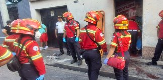 Un ataque armado en la zona 1 dejó cinco fallecidos y otras seis personas en estado crítico. Foto: La Hora / Bomberos Voluntarios.