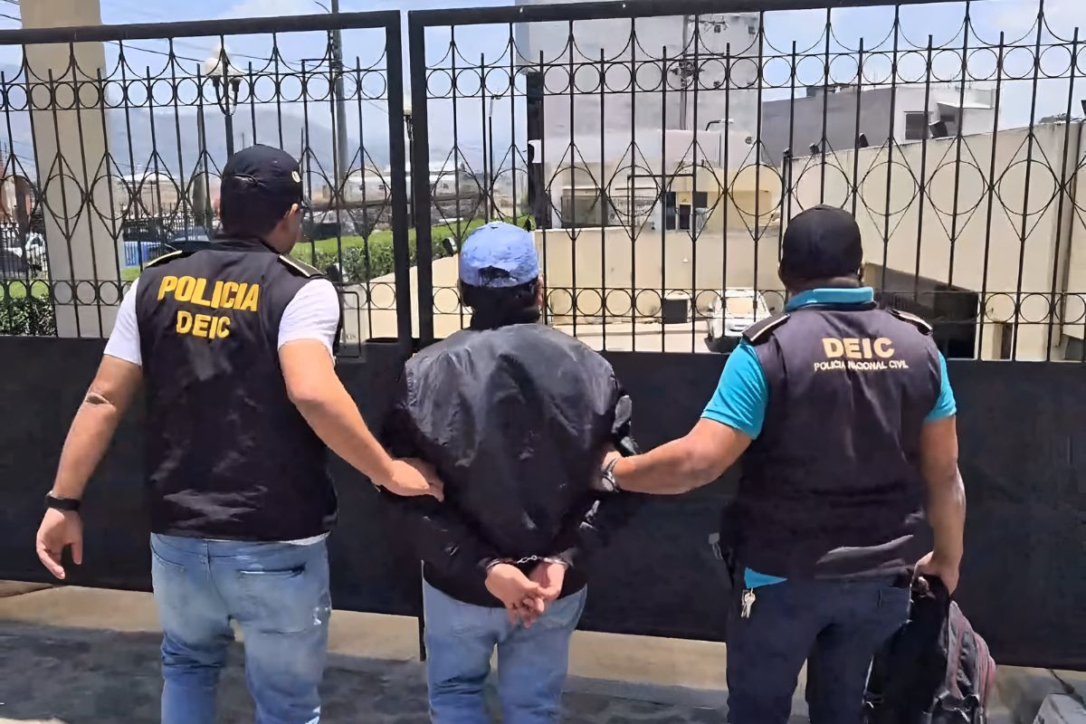 Hombre es capturado por vender visas falsas de trabajo en Quetzaltenango