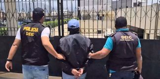 Presunto estafador capturado por agentes del DEIC en Quetzaltenango. Foto La Hora: PNC