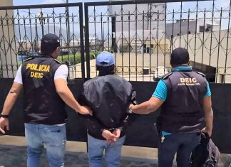 Presunto estafador capturado por agentes del DEIC en Quetzaltenango. Foto La Hora: PNC