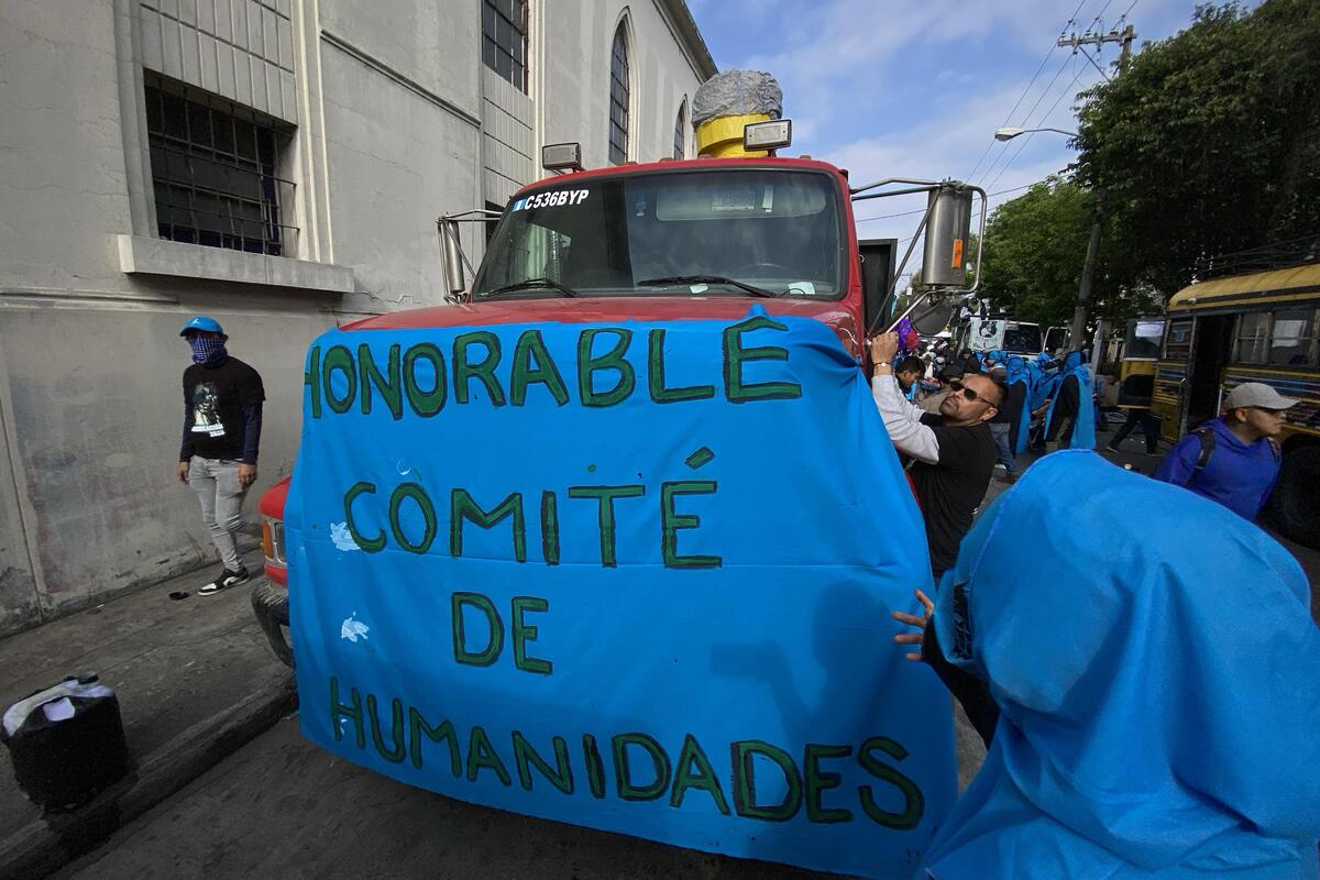 En imágenes: Los colores de la Huelga de Dolores en el inicio del desfile