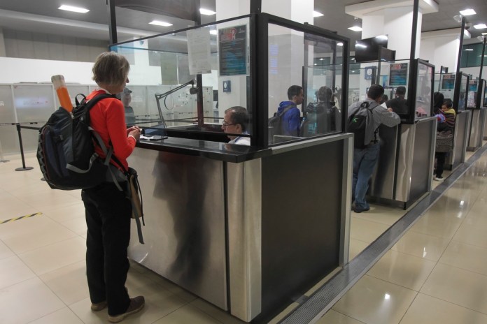 Ventanilla exprés de pasaporte en el AILA ha emitido 76 extensiones hasta la fecha