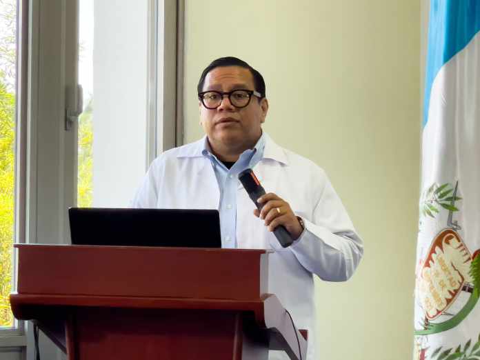El médico Johan Vásquez dirige la unidad de trasplantes de médula ósea que ha logrado 10 casos exitosos. Foto La Hora: Víctor García.
