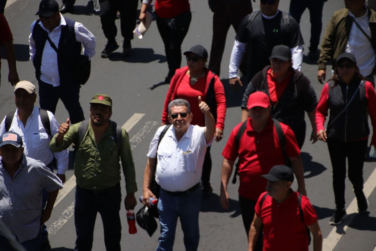 Manifestación del STEG: Joviel Acevedo vuelve salir con una escolta de mujeres y guardaespaldas
