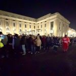 La fila formada por miles de personas que acuden a la basílica de San Pedro para dar el último adiós al papa Francisco ha superado la medianoche en Roma. Foto La Hora: EFE
