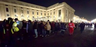 La fila formada por miles de personas que acuden a la basílica de San Pedro para dar el último adiós al papa Francisco ha superado la medianoche en Roma. Foto La Hora: EFE