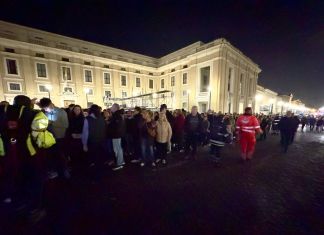 La fila formada por miles de personas que acuden a la basílica de San Pedro para dar el último adiós al papa Francisco ha superado la medianoche en Roma. Foto La Hora: EFE