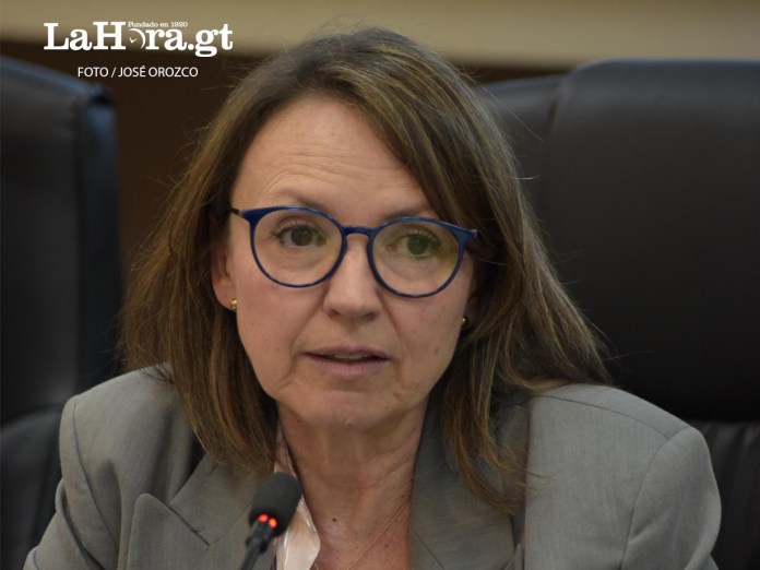 La ministra de Ambiente, Patricia Orantes, explica el proceso para presentar una nueva iniciativa de ley de aguas.
