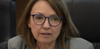 La ministra de Ambiente, Patricia Orantes, explica el proceso para presentar una nueva iniciativa de ley de aguas.