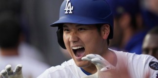 Shohei Ohtani de los Dodgers de Los Ángeles, arriba, celebra en el dugout después de conectar un jonrón solitario durante la séptima entrada de un juego de béisbol inaugural en casa contra los Tigres de Detroit, el jueves 27 de marzo de 2025, en Los Ángeles. Foto La Hora: AP.