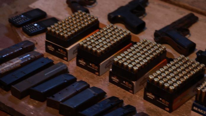 El dinero de las extorsiones sirve para comprar armas, municiones y voluntades, según el MP. Foto: La Hora / MP.