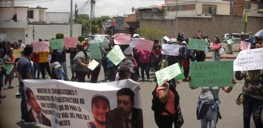 Bloqueo por parte de manifestantes frente a las instalaciones de CAMINOS.