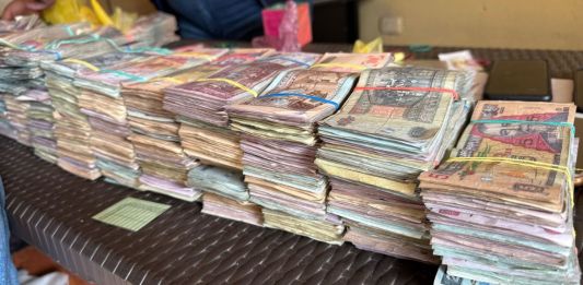 Dinero en efectivo localizado en allanamientos contra extorsionistas. Foto La Hora: MP