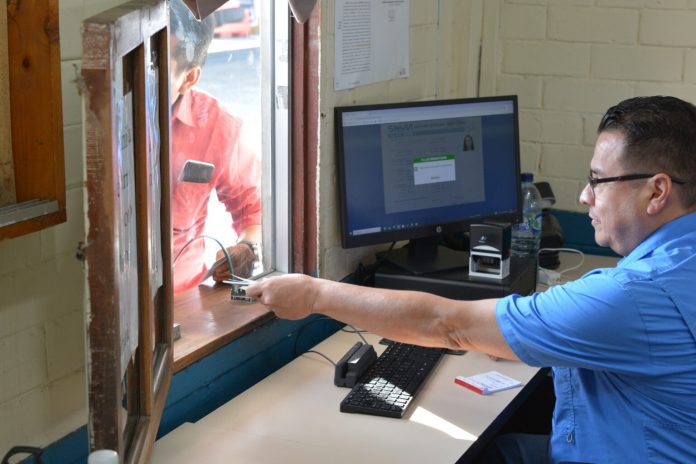 Migración Los requisitos que el IGM solicita si no tiene el DPI son cuatro. Foto: La Hora / Migración.