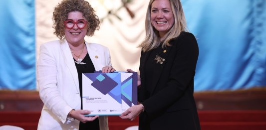 Ministra de Economía, Gabriela García-Quinn, y viceministra, Valeria Prado. Foto La Hora