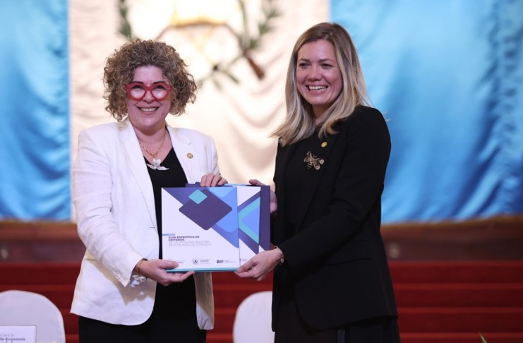 Valeria Prado-derecha-dejará el viceministerio de Competencia y pasará a asesorar a la Presidencia. Foto La Hora: Archivo